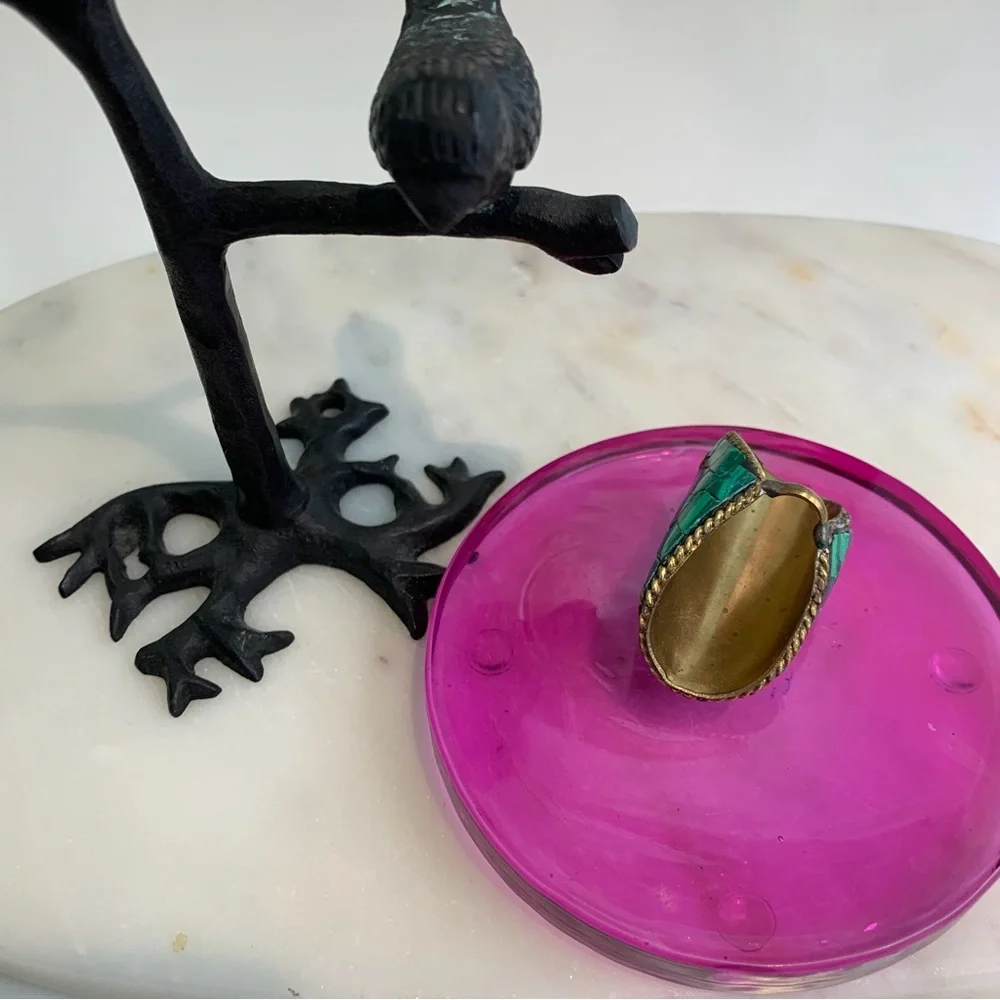 VINTAGE LARGE CHUNKY NEPALESE INLAY BRASS RING WTH GREEN RED MOSAIC INLAY